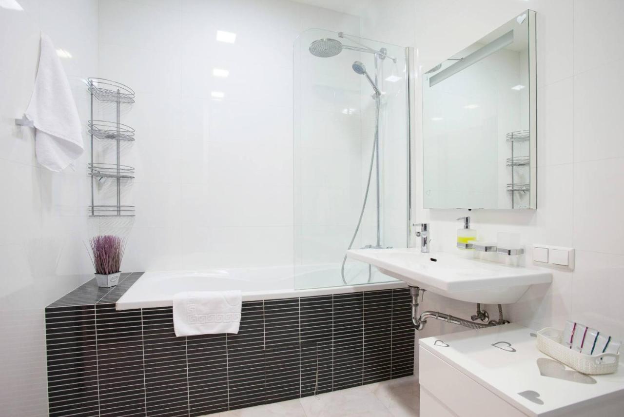 Navit Apartments With Breakfast, Near The Railway Station, The City Center And The Park Kyiv Exterior photo
